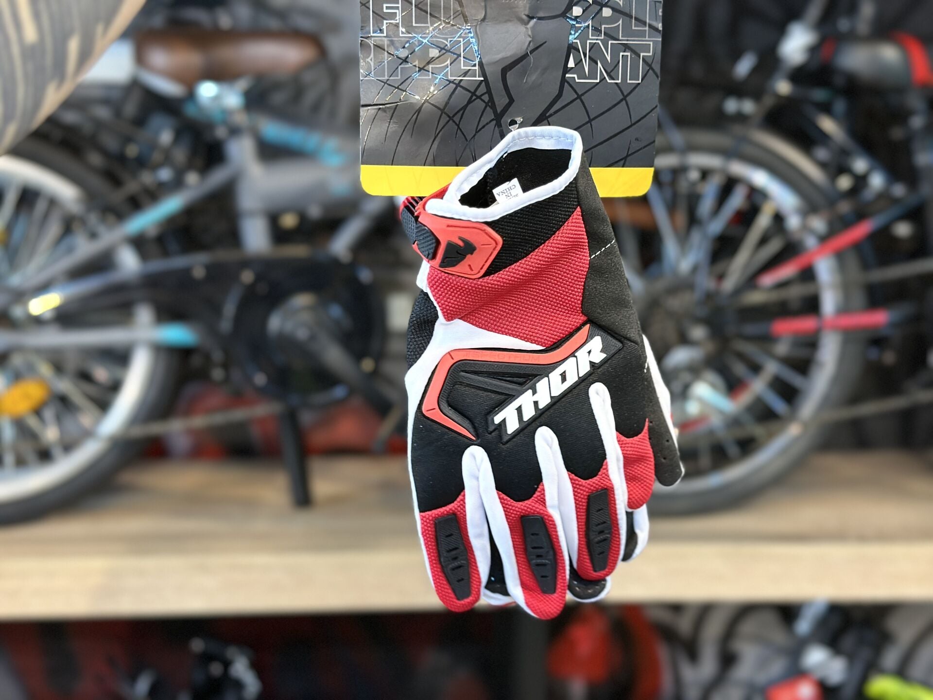 Thor Bisiklet Eldiveni Kırmızı Siyah Beyaz
