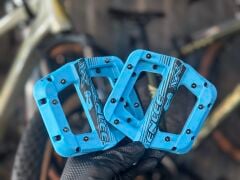 ENLEE Rulmanlı Çivili Alüminyum Platform Bisiklet Pedalı Mavi | MTB, BMX, Şehir ve Trekking Uyumlu