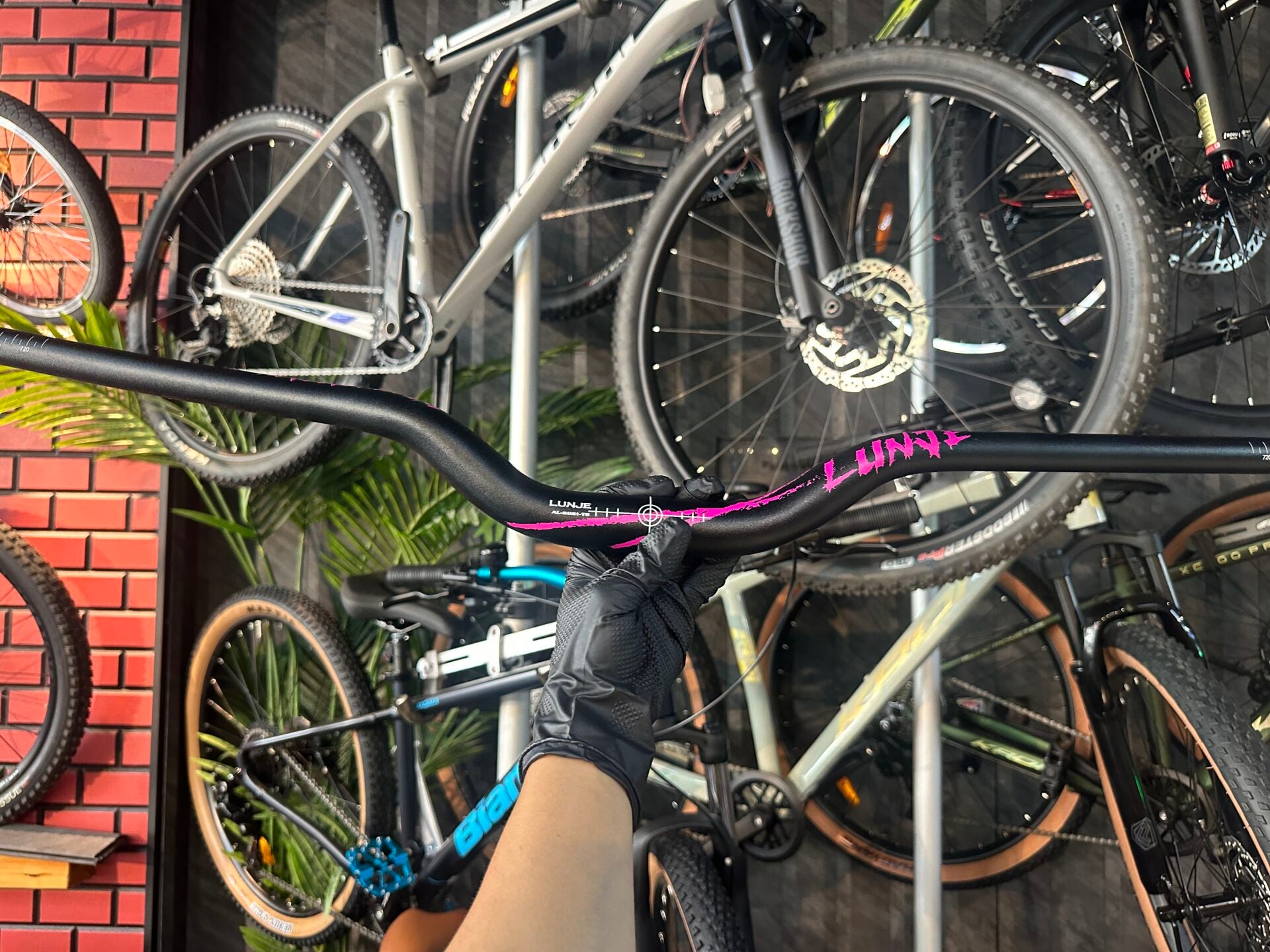 LUNJE Alüminyum MTB Gidon 780 mm 50° Rise Siyah Pembe