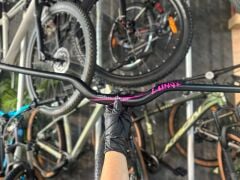 LUNJE Alüminyum MTB Gidon 780 mm 50° Rise Siyah Pembe