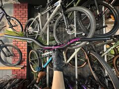 LUNJE Alüminyum MTB Gidon 780 mm 50° Rise Siyah Pembe