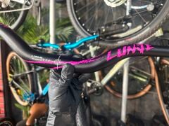 LUNJE Alüminyum MTB Gidon 780 mm 50° Rise Siyah Pembe