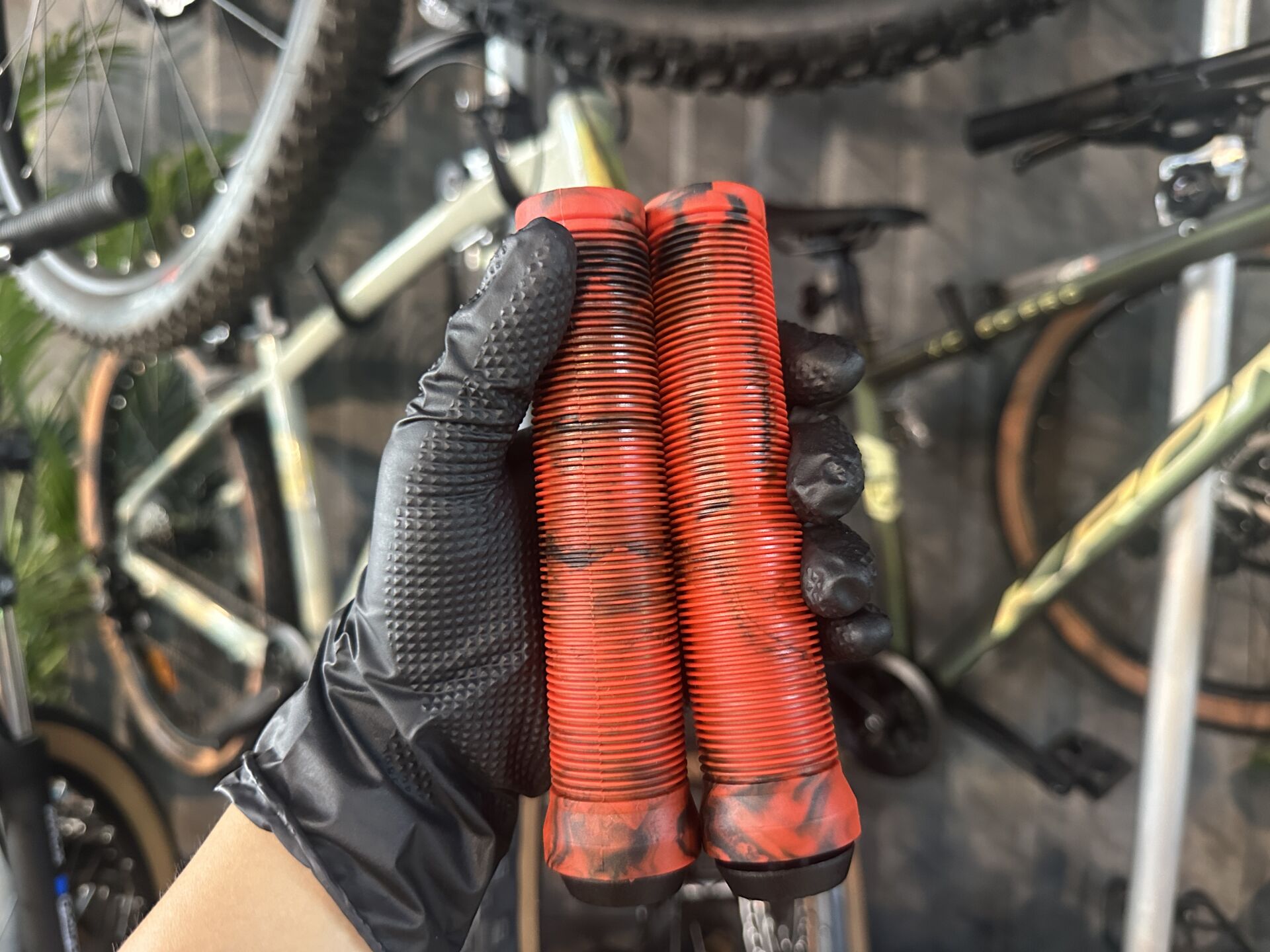 Kırmızı Siyah Detaylı Silikon Bisiklet Elcik 145 mm